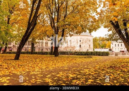 Herbstlandschaft in Vyborg mit Blick auf den runden Turm vom Lenin Park Stockfoto