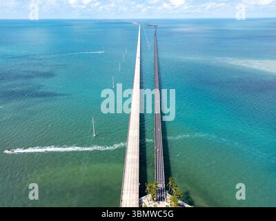 Luftbild der US Route 1, auch bekannt als Overseas Highway, in den Florida Keys in der Nähe von Long Key. Stockfoto