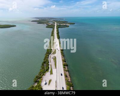 Luftbild der US Route 1, auch bekannt als Overseas Highway, in den Florida Keys in der Nähe von Long Key. Stockfoto