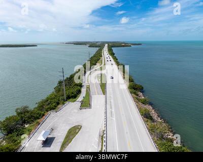 Luftbild der US Route 1, auch bekannt als Overseas Highway, in den Florida Keys in der Nähe von Long Key. Stockfoto