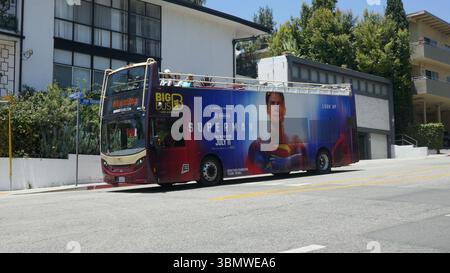 Los Angeles, Kalifornien, USA 28. Juni 2025 Superman Bus Reklametafel am Sunset Blvd am 28. Juni 2025 in Los Angeles, Kalifornien, USA. Foto: Barry King/Alamy Stock Photo Stockfoto