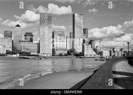 Canary Wharf, London Docklands UK, aus Rotherhithe am Südufer der Themse, in Schwarzweiß Stockfoto