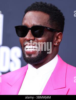 (DATEI) der Prozess gegen Sean 'Diddy' Combs wird vor die Jury gestellt, nachdem die Anwälte sich endgültig gestritten haben. LOS ANGELES, KALIFORNIEN, USA – 26. JUNI: Der amerikanische Rapper, Plattenproduzent und Plattenmanager Diddy (Sean Love Combs, auch bekannt unter seinen Künstlernamen Puff Daddy oder P. Diddy) kommt bei den BET Awards 2022 an, die am 26. Juni 2022 im Microsoft Theater at L.A. Live in Los Angeles, Kalifornien, USA, stattfinden. (Foto: Xavier Collin/Image Press Agency) Stockfoto
