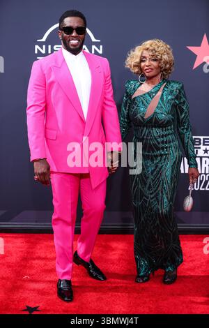 (DATEI) der Prozess gegen Sean 'Diddy' Combs wird vor die Jury gestellt, nachdem die Anwälte sich endgültig gestritten haben. LOS ANGELES, KALIFORNIEN, USA – 26. JUNI: Der US-amerikanische Rapper, Plattenproduzent und Plattenmanager Diddy (Sean Love Combs, auch bekannt unter seinen Künstlernamen Puff Daddy oder P. Diddy) und Mutter Janice Combs kommen am 26. Juni 2022 zu den BET Awards 2022, die im Microsoft Theater at L.A. Live in Los Angeles, Kalifornien, USA, stattfinden. (Foto: Xavier Collin/Image Press Agency) Stockfoto