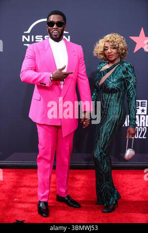 (DATEI) der Prozess gegen Sean 'Diddy' Combs wird vor die Jury gestellt, nachdem die Anwälte sich endgültig gestritten haben. LOS ANGELES, KALIFORNIEN, USA – 26. JUNI: Der US-amerikanische Rapper, Plattenproduzent und Plattenmanager Diddy (Sean Love Combs, auch bekannt unter seinen Künstlernamen Puff Daddy oder P. Diddy) und Mutter Janice Combs kommen am 26. Juni 2022 zu den BET Awards 2022, die im Microsoft Theater at L.A. Live in Los Angeles, Kalifornien, USA, stattfinden. (Foto: Xavier Collin/Image Press Agency) Stockfoto