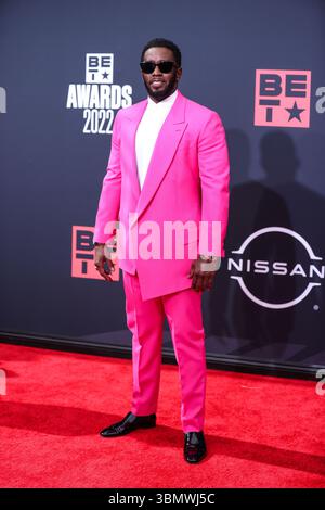 (DATEI) der Prozess gegen Sean 'Diddy' Combs wird vor die Jury gestellt, nachdem die Anwälte sich endgültig gestritten haben. LOS ANGELES, KALIFORNIEN, USA – 26. JUNI: Der amerikanische Rapper, Plattenproduzent und Plattenmanager Diddy (Sean Love Combs, auch bekannt unter seinen Künstlernamen Puff Daddy oder P. Diddy) kommt bei den BET Awards 2022 an, die am 26. Juni 2022 im Microsoft Theater at L.A. Live in Los Angeles, Kalifornien, USA, stattfinden. (Foto: Xavier Collin/Image Press Agency) Stockfoto