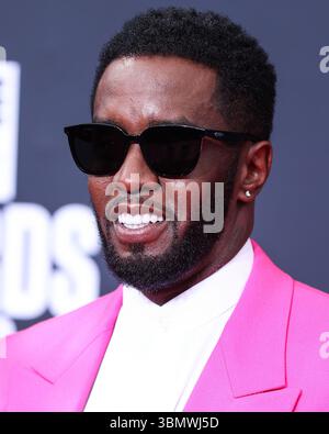 (DATEI) der Prozess gegen Sean 'Diddy' Combs wird vor die Jury gestellt, nachdem die Anwälte sich endgültig gestritten haben. LOS ANGELES, KALIFORNIEN, USA – 26. JUNI: Der amerikanische Rapper, Plattenproduzent und Plattenmanager Diddy (Sean Love Combs, auch bekannt unter seinen Künstlernamen Puff Daddy oder P. Diddy) kommt bei den BET Awards 2022 an, die am 26. Juni 2022 im Microsoft Theater at L.A. Live in Los Angeles, Kalifornien, USA, stattfinden. (Foto: Xavier Collin/Image Press Agency) Stockfoto