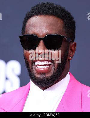 (DATEI) der Prozess gegen Sean 'Diddy' Combs wird vor die Jury gestellt, nachdem die Anwälte sich endgültig gestritten haben. LOS ANGELES, KALIFORNIEN, USA – 26. JUNI: Der amerikanische Rapper, Plattenproduzent und Plattenmanager Diddy (Sean Love Combs, auch bekannt unter seinen Künstlernamen Puff Daddy oder P. Diddy) kommt bei den BET Awards 2022 an, die am 26. Juni 2022 im Microsoft Theater at L.A. Live in Los Angeles, Kalifornien, USA, stattfinden. (Foto: Xavier Collin/Image Press Agency) Stockfoto