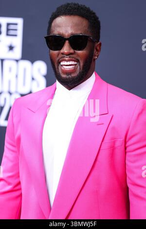 (DATEI) der Prozess gegen Sean 'Diddy' Combs wird vor die Jury gestellt, nachdem die Anwälte sich endgültig gestritten haben. LOS ANGELES, KALIFORNIEN, USA – 26. JUNI: Der amerikanische Rapper, Plattenproduzent und Plattenmanager Diddy (Sean Love Combs, auch bekannt unter seinen Künstlernamen Puff Daddy oder P. Diddy) kommt bei den BET Awards 2022 an, die am 26. Juni 2022 im Microsoft Theater at L.A. Live in Los Angeles, Kalifornien, USA, stattfinden. (Foto: Xavier Collin/Image Press Agency) Stockfoto