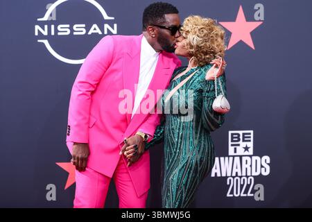 (DATEI) der Prozess gegen Sean 'Diddy' Combs wird vor die Jury gestellt, nachdem die Anwälte sich endgültig gestritten haben. LOS ANGELES, KALIFORNIEN, USA – 26. JUNI: Der US-amerikanische Rapper, Plattenproduzent und Plattenmanager Diddy (Sean Love Combs, auch bekannt unter seinen Künstlernamen Puff Daddy oder P. Diddy) und Mutter Janice Combs kommen am 26. Juni 2022 zu den BET Awards 2022, die im Microsoft Theater at L.A. Live in Los Angeles, Kalifornien, USA, stattfinden. (Foto: Xavier Collin/Image Press Agency) Stockfoto
