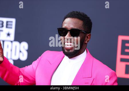 (DATEI) der Prozess gegen Sean 'Diddy' Combs wird vor die Jury gestellt, nachdem die Anwälte sich endgültig gestritten haben. LOS ANGELES, KALIFORNIEN, USA – 26. JUNI: Der amerikanische Rapper, Plattenproduzent und Plattenmanager Diddy (Sean Love Combs, auch bekannt unter seinen Künstlernamen Puff Daddy oder P. Diddy) kommt bei den BET Awards 2022 an, die am 26. Juni 2022 im Microsoft Theater at L.A. Live in Los Angeles, Kalifornien, USA, stattfinden. (Foto: Xavier Collin/Image Press Agency) Stockfoto