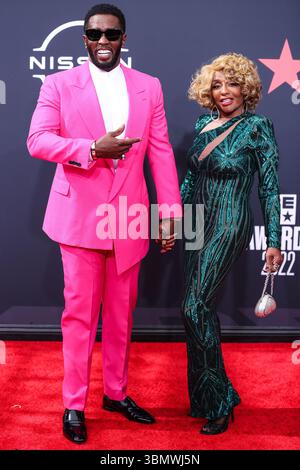 (DATEI) der Prozess gegen Sean 'Diddy' Combs wird vor die Jury gestellt, nachdem die Anwälte sich endgültig gestritten haben. LOS ANGELES, KALIFORNIEN, USA – 26. JUNI: Der US-amerikanische Rapper, Plattenproduzent und Plattenmanager Diddy (Sean Love Combs, auch bekannt unter seinen Künstlernamen Puff Daddy oder P. Diddy) und Mutter Janice Combs kommen am 26. Juni 2022 zu den BET Awards 2022, die im Microsoft Theater at L.A. Live in Los Angeles, Kalifornien, USA, stattfinden. (Foto: Xavier Collin/Image Press Agency) Stockfoto