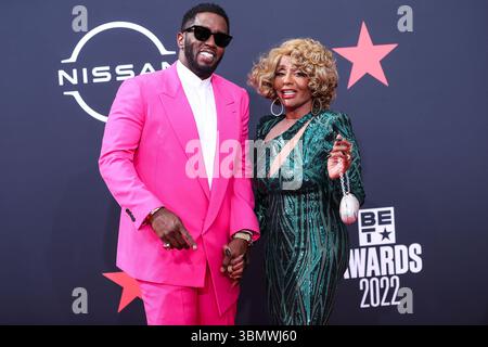 (DATEI) der Prozess gegen Sean 'Diddy' Combs wird vor die Jury gestellt, nachdem die Anwälte sich endgültig gestritten haben. LOS ANGELES, KALIFORNIEN, USA – 26. JUNI: Der US-amerikanische Rapper, Plattenproduzent und Plattenmanager Diddy (Sean Love Combs, auch bekannt unter seinen Künstlernamen Puff Daddy oder P. Diddy) und Mutter Janice Combs kommen am 26. Juni 2022 zu den BET Awards 2022, die im Microsoft Theater at L.A. Live in Los Angeles, Kalifornien, USA, stattfinden. (Foto: Xavier Collin/Image Press Agency) Stockfoto