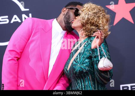 (DATEI) der Prozess gegen Sean 'Diddy' Combs wird vor die Jury gestellt, nachdem die Anwälte sich endgültig gestritten haben. LOS ANGELES, KALIFORNIEN, USA – 26. JUNI: Der US-amerikanische Rapper, Plattenproduzent und Plattenmanager Diddy (Sean Love Combs, auch bekannt unter seinen Künstlernamen Puff Daddy oder P. Diddy) und Mutter Janice Combs kommen am 26. Juni 2022 zu den BET Awards 2022, die im Microsoft Theater at L.A. Live in Los Angeles, Kalifornien, USA, stattfinden. (Foto: Xavier Collin/Image Press Agency) Stockfoto