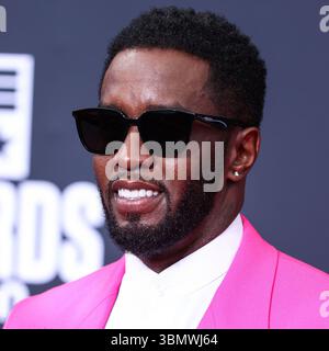 (DATEI) der Prozess gegen Sean 'Diddy' Combs wird vor die Jury gestellt, nachdem die Anwälte sich endgültig gestritten haben. LOS ANGELES, KALIFORNIEN, USA – 26. JUNI: Der amerikanische Rapper, Plattenproduzent und Plattenmanager Diddy (Sean Love Combs, auch bekannt unter seinen Künstlernamen Puff Daddy oder P. Diddy) kommt bei den BET Awards 2022 an, die am 26. Juni 2022 im Microsoft Theater at L.A. Live in Los Angeles, Kalifornien, USA, stattfinden. (Foto: Xavier Collin/Image Press Agency) Stockfoto