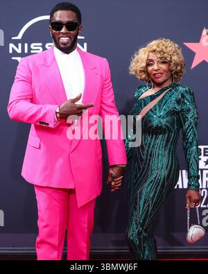 (DATEI) der Prozess gegen Sean 'Diddy' Combs wird vor die Jury gestellt, nachdem die Anwälte sich endgültig gestritten haben. LOS ANGELES, KALIFORNIEN, USA – 26. JUNI: Der US-amerikanische Rapper, Plattenproduzent und Plattenmanager Diddy (Sean Love Combs, auch bekannt unter seinen Künstlernamen Puff Daddy oder P. Diddy) und Mutter Janice Combs kommen am 26. Juni 2022 zu den BET Awards 2022, die im Microsoft Theater at L.A. Live in Los Angeles, Kalifornien, USA, stattfinden. (Foto: Xavier Collin/Image Press Agency) Stockfoto