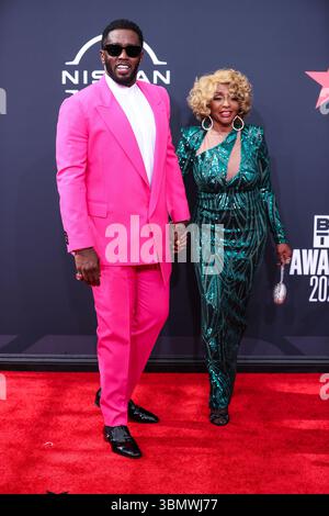 (DATEI) der Prozess gegen Sean 'Diddy' Combs wird vor die Jury gestellt, nachdem die Anwälte sich endgültig gestritten haben. LOS ANGELES, KALIFORNIEN, USA – 26. JUNI: Der US-amerikanische Rapper, Plattenproduzent und Plattenmanager Diddy (Sean Love Combs, auch bekannt unter seinen Künstlernamen Puff Daddy oder P. Diddy) und Mutter Janice Combs kommen am 26. Juni 2022 zu den BET Awards 2022, die im Microsoft Theater at L.A. Live in Los Angeles, Kalifornien, USA, stattfinden. (Foto: Xavier Collin/Image Press Agency) Stockfoto