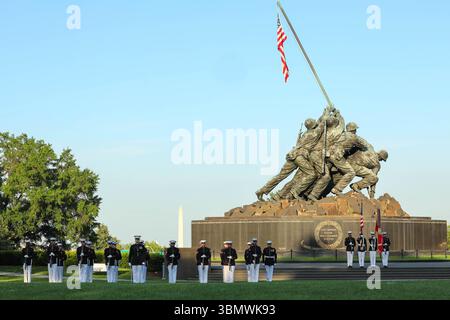 24. Juni 2025: Arlington, Virginia, USA - der Silent Drill Platoon des US Marine Corps ist während einer Sunset Parade am U.S. Marine Corps war Memorial in Arlington, Virginia, am 24. Juni 2025 zu sehen. Jeden Dienstag in den Sommermonaten finden im war Memorial in Arlington, Virginia, Sunset Paraden statt, um alle Marines zu ehren. Der Gastgeber der Veranstaltung war Brig. General Adolfo Garcia Jr., gesetzgebender Assistent des Kommandanten des Marine Corps, während die Ehrengäste des Abends der ehrenwerte James Moylan, US-Repräsentant für Guam und der ehrenwerte Chris Delu waren Stockfoto