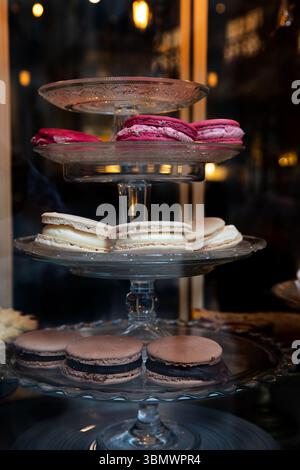 Exquisite Macarons und Gebäck im Fenster einer Pariser Konditorei, süße Desserts Stockfoto