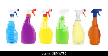 Sprühflaschen mit Reinigungsmittel isoliert auf weiß, Set Stockfoto
