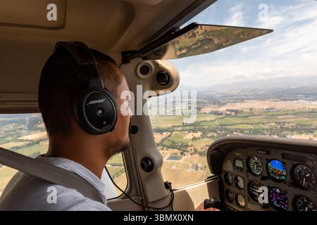 Santa Rosa, USA - 25. Juni 2023: Luftaufnahme eines kleinen Flugzeugpiloten, der über landwirtschaftliche Felder und Hügel des Weinanbaugebiets im Sonoma County fliegt Stockfoto