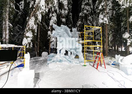 Fairbanks, USA - 21. Februar 2023: Große Eisskuptur von Krieger auf Pferd im Bau bei World Ice Art Championships, Eisskulpturwettbewerb und Festival Stockfoto