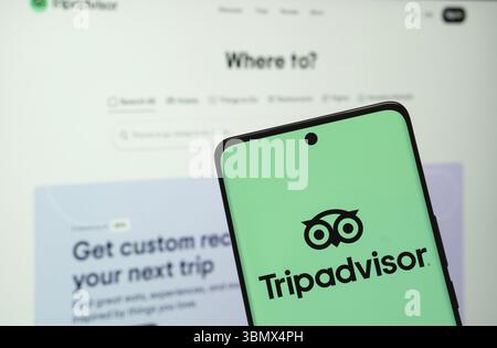 Dhaka, Bangladesch – 22. Juni 2025: Das Logo des Tripadvisor wird auf einem Smartphone-Bildschirm angezeigt, und die Website Tripadvisor ist auf einem Computer sichtbar Stockfoto