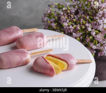 Stillleben, Mousse-Dessert in Form von Eis-Eis Stockfoto