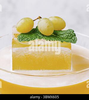 Food still-Life, Summer Cocktail - Pornostar Martini auf weiß Stockfoto