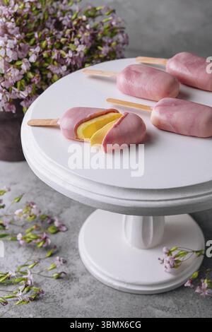 Stillleben, Mousse-Dessert in Form von Eis-Eis Stockfoto