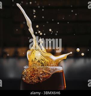 Food Stillleben, Closeup spritzt ein Glas dunkles belgisches Bier Stockfoto