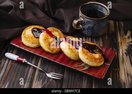 Stillleben, Hüttenkäsekuchen mit Beerenmarmelade Stockfoto
