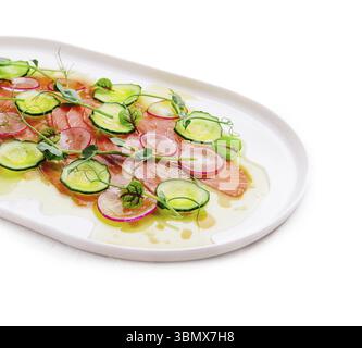 Stillleben, Buffet mit eingelegten Lachsscheiben mit Rettich und Gurke Stockfoto