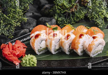 Stillleben, Sushi-Brötchen mit Garnelen und Lachs Stockfoto