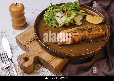 Stillleben, gegrillter Lachs und Gemüse auf Teller Stockfoto
