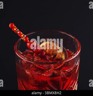 Food still-Life, klassischer negroni-Cocktail in einem Retro-Glas mit Eis und Orangenschale auf einem schwarzen Stockfoto