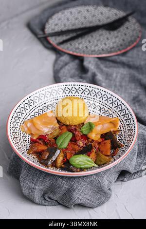 Stillleben, geräucherte Lachsstücke mit gegrilltem Gemüse Stockfoto