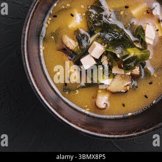 Essen Stillleben, Suppe mit Algen und Pilzen von oben Stockfoto