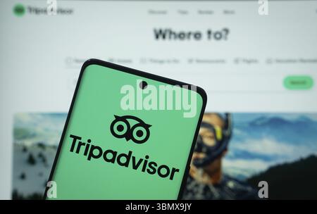Dhaka, Bangladesch – 22. Juni 2025: Das Logo des Tripadvisor wird auf einem Smartphone-Bildschirm angezeigt, und die Website Tripadvisor ist auf einem Computer sichtbar Stockfoto