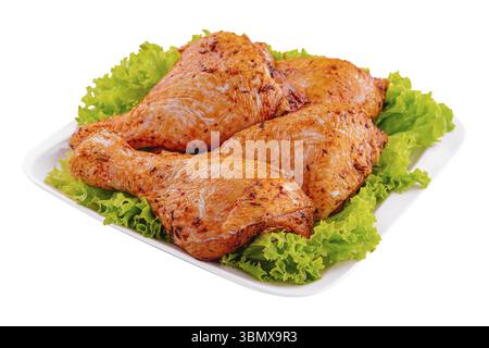 Stillleben von Lebensmitteln, rohe, ungekochte, marinierte Hähnchenschenkel auf Teller Stockfoto