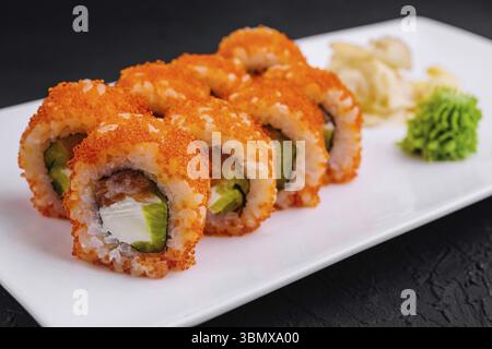 Food Stillleben, Makroaufnahme von kalifornischen Maki-Sushi-Brötchen mit Reis Stockfoto