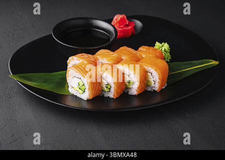 Food Stillleben, Philadelphia Sushi Rolls Set mit Lachs und Cream Cheese Stockfoto
