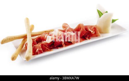 Food still-Life, Jamon Serrano, Prosciutto Crudo oder Parmaschinken und Brotstangen auf weißem Teller Stockfoto
