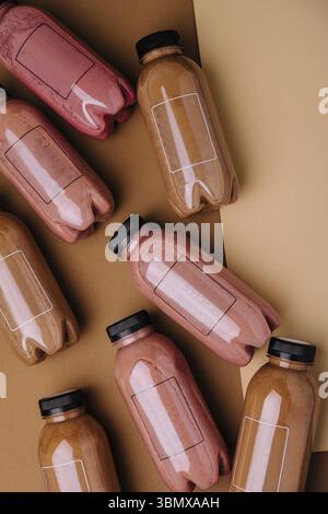 Food Stillleben, Himbeer- und Schokoladen-Smoothie-Cocktails in Plastikflaschen Stockfoto