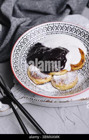 Stillleben, Hüttenpfannkuchen mit Beerenmarmelade und Sauerrahm Stockfoto