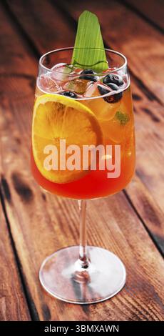 Stillleben von Lebensmitteln, Aperol Spritz mit Eis auf den Tisch Nahaufnahme Stockfoto