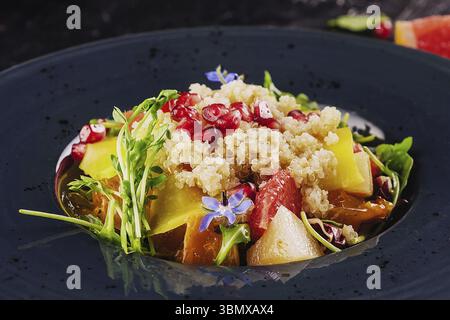 Stillleben, Salat Couscous mit Grapefruit und Granatapfelkernen Stockfoto
