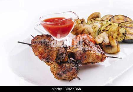 Stillleben, Hühnerkebabs mit Gemüse und Pilzen Stockfoto