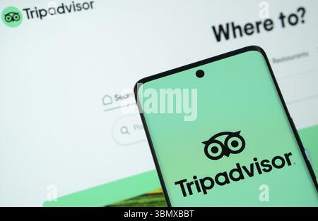 Dhaka, Bangladesch – 22. Juni 2025: Das Logo des Tripadvisor wird auf einem Smartphone-Bildschirm angezeigt, und die Website Tripadvisor ist auf einem Computer sichtbar Stockfoto
