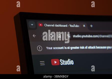 Dhaka, Bangladesch, 02. Juni 2025: Nahaufnahme eines Computerbildschirms, der das Webinterface von Youtube Studio im dunklen Modus anzeigt Stockfoto